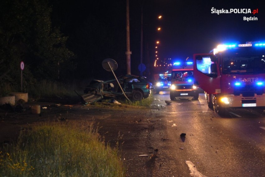 Tragiczny wypadek w Będzinie. Samochód wbił się w latarnię. Nie żyją dwie osoby 