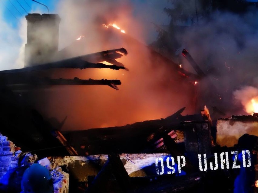 Pożar na ul. Krzywej w Tomaszowie. Pięć godzin strażacy gasili pustostan