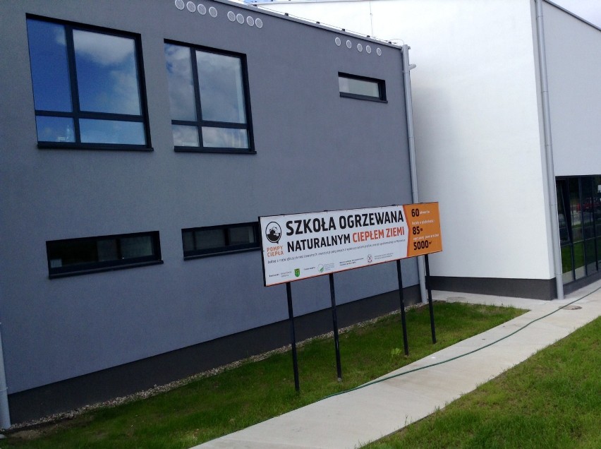 Energooszczędny budynek szkoły w Chotomowie należy do...