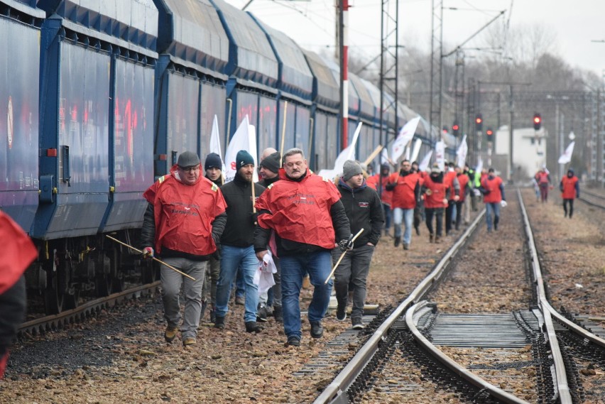 Związkowcy blokują tory w Łaziskach Górny. To protest...