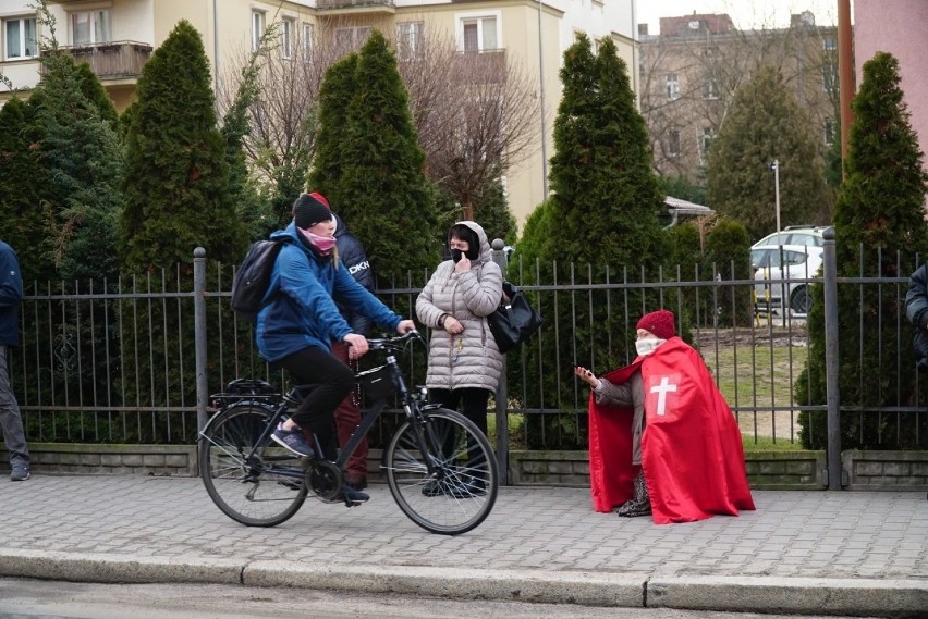 W sobotę pod poznańskim szpitalem położniczym przy ul....