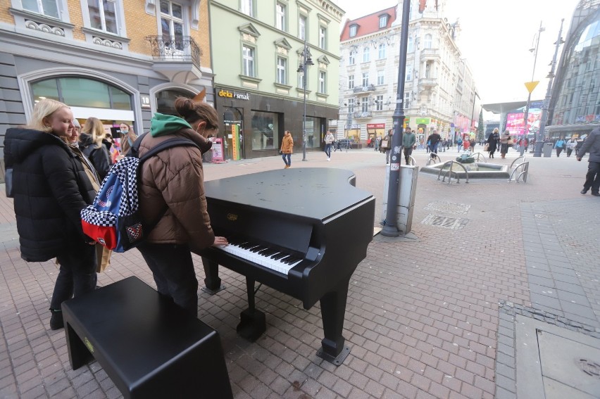 W instrumencie na ul. Stawowej złamano fragment obudowy, a w...