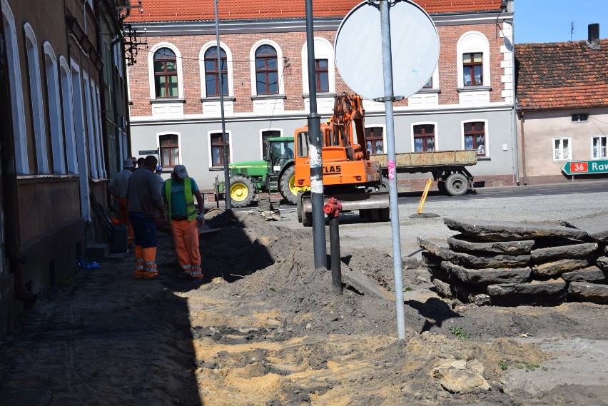 Ruszył remont chodnika na południowej pierzei Rynku w Kobylinie [ZDJĘCIA]