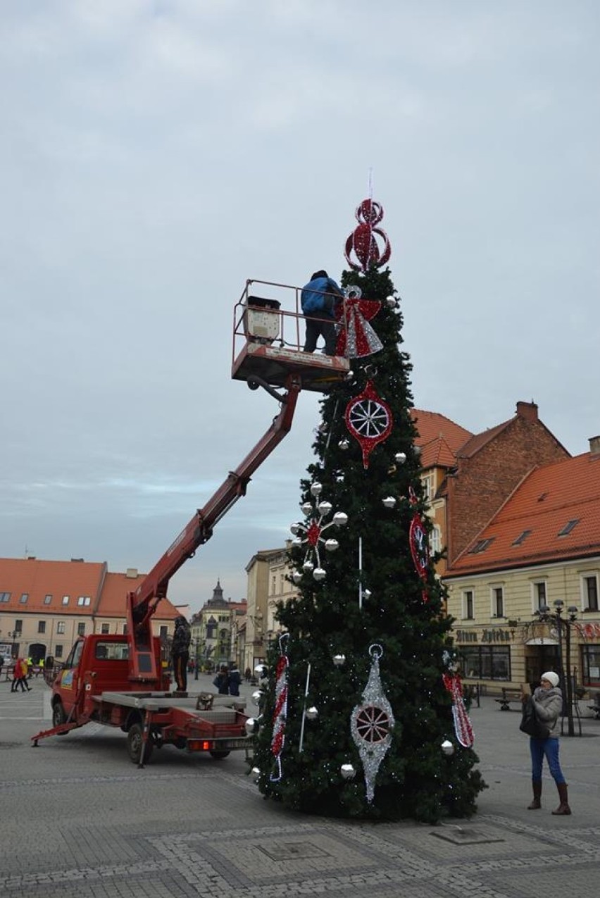 Mikołów - choinka już stoi na rynku [ZDJĘCIA]. Zobacz jak prezentują się tegoroczne ozdoby świąteczne