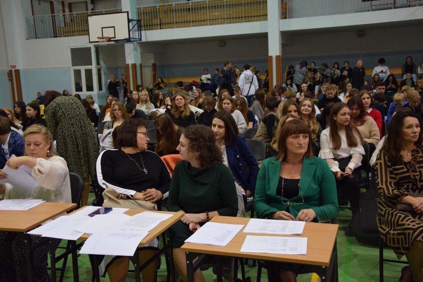 W I LO młodzież recytowała wiersze i śpiewała pieśni patriotyczne 