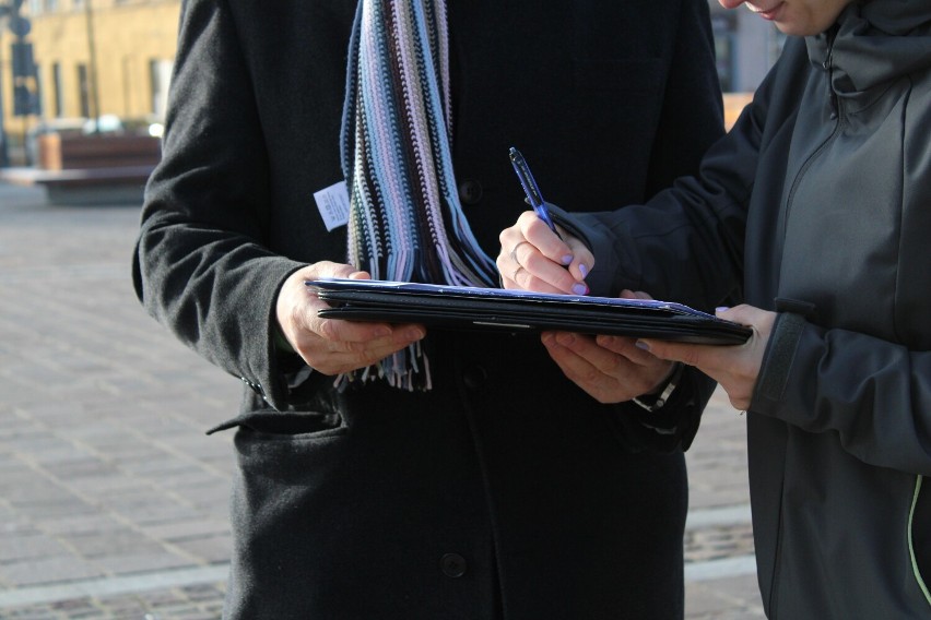 W Olkuszu zbierają podpisy pod projektem ustawy "Tak dla in...