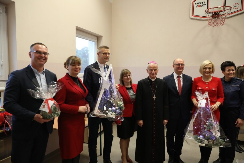 Wielka akcja mikołajkowa w Kielcach! Biskup Florczyk, minister Wawrzyk, wicemarszałek Janik, prezydent Wenta przynieśli dzieciom prezenty