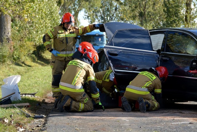 W powiecie sępoleńskim kierowca opla podczas manewru wyprzedzania nie zachował należytej ostrożności i doprowadził do zderzenia z jadącym w tym samym kierunku audi 