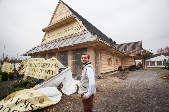 Wiosną ogień doszczętnie strawił część restauracyjną góralskiej karczmy w podbydgoskim Żołędowie. Trwa odbudowywanie karczmy.