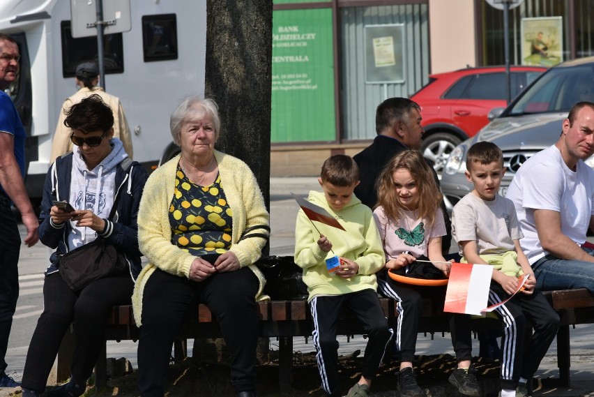 Gorlice. Teatr uliczny Terminus A Quo ze spektaklem „Światło z Ziemi” na gorlickim rynku. Było… zaskakująco [ZDJĘCIA]