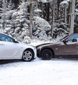 Czołowe zderzenie osobówek na zaśnieżonej drodze pod Krynicą-Zdrojem