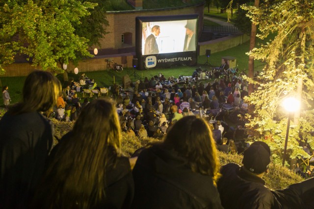 W klimatycznym miejscu na Żoliborzu odbywają się darmowe seanse filmowe w plenerze. Podczas najbliższego seansu wyemitują francuski film z 2016 roku pt. "Dalida. Skazana na miłość."
Od organizatora: "Dalida. Skazana na miłość" to zachwycająca opowieść o życiu pełnym wzlotów i upadków. Biograficzna opowieść o prawdziwej artystce, której sceniczne życie pełne sukcesów, nie przekładało się na życie osobiste. Dla jednych dumna i zimna femme fatale, dla innych zagubiona piękność, która przyciągała niewłaściwych mężczyzn. Porywający portret niezwykłej kobiety, uwielbianej przez miliony, lecz niezrozumianej przez nikogo

KIEDY: 10.07.2018
GDZIE: Prochownia Żoliborz
BILETY: wstęp bezpłatny