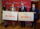 Czeki na naukę dla maturzystów na kwotę 25 tysięcy złotych [ZDJĘCIA]