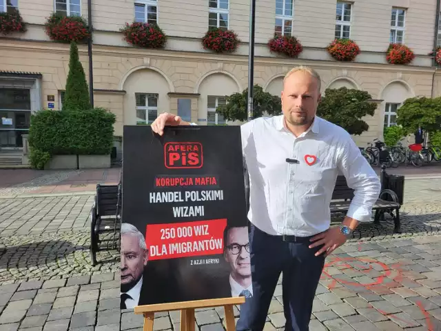 Poseł Zembaczyński zachęcał obywateli do rozejrzenia się po ulicach dużych miast, takich jak Opole, i zauważenia, ile osób o innym kolorze skóry przybywa z zagranicy