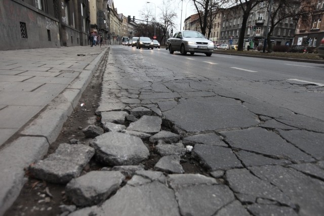 - Bus-pas w ciągu al. Słowackiego wymaga natychmiastowego remontu, ponieważ rozsypuje się na całej długości - mówi pan Marek, jeden z okolicznych mieszkańców. - Codziennie obserwuję, jak w stronę pobliskich kamienic oraz pieszych na chodnikach lecą sporych rozmiarów odpryski asfaltu.