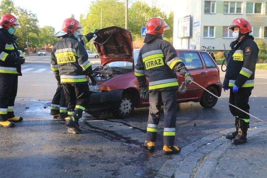 Wypadek na Zachodniej we Wrocławiu. Kierowca wjechał na skrzyżowanie na czerwonym [ZDJĘCIA]