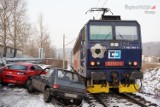 Kierowca peugeota zderzył się z pociągiem. Cud, że żyje [ZDJĘCIA]