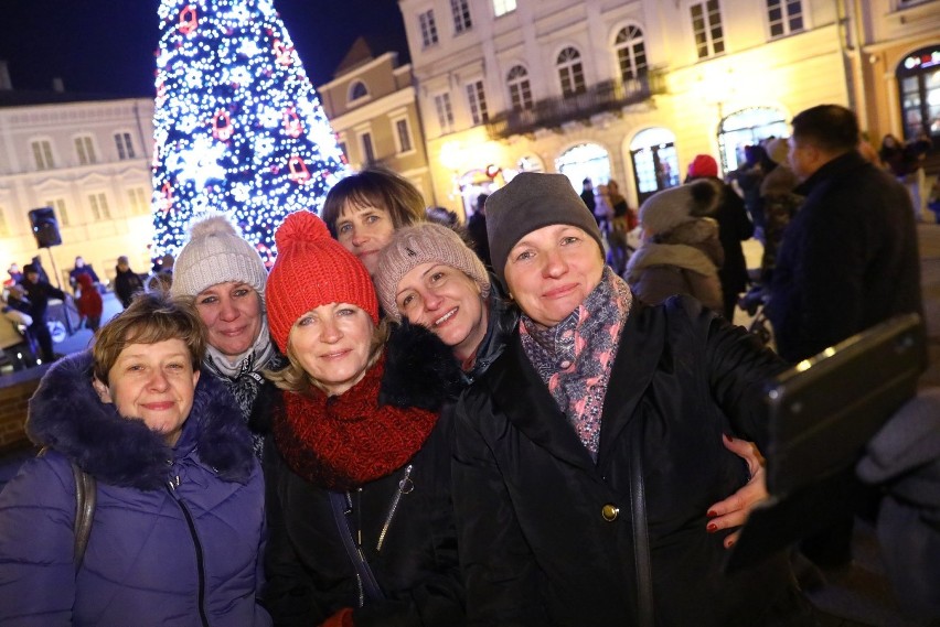 Mikołajki 2019 w Piotrkowie. Rozbłysła choinka w Rynku...