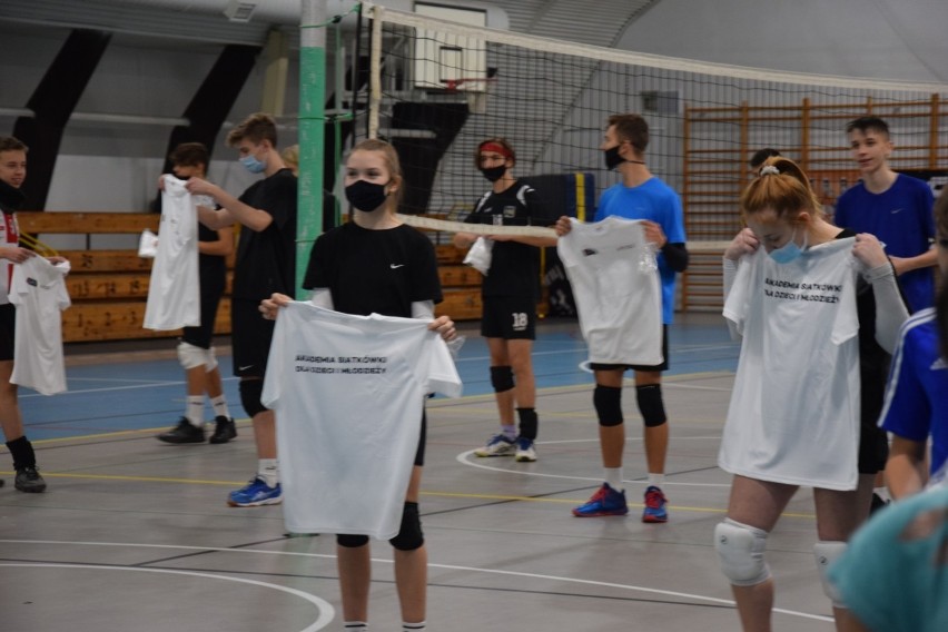 Akademia siatkówki w Zduńskiej Woli. Koszulki dla uczestników na podsumowanie projektu