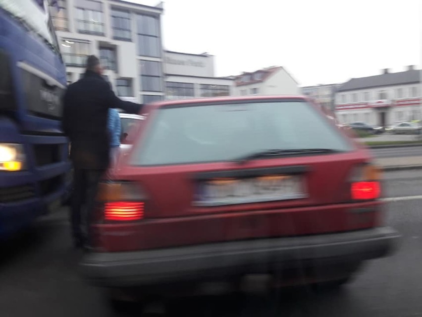 Wypadek ciężarówki z osobówką na ulicy Okrzei we Włocławku