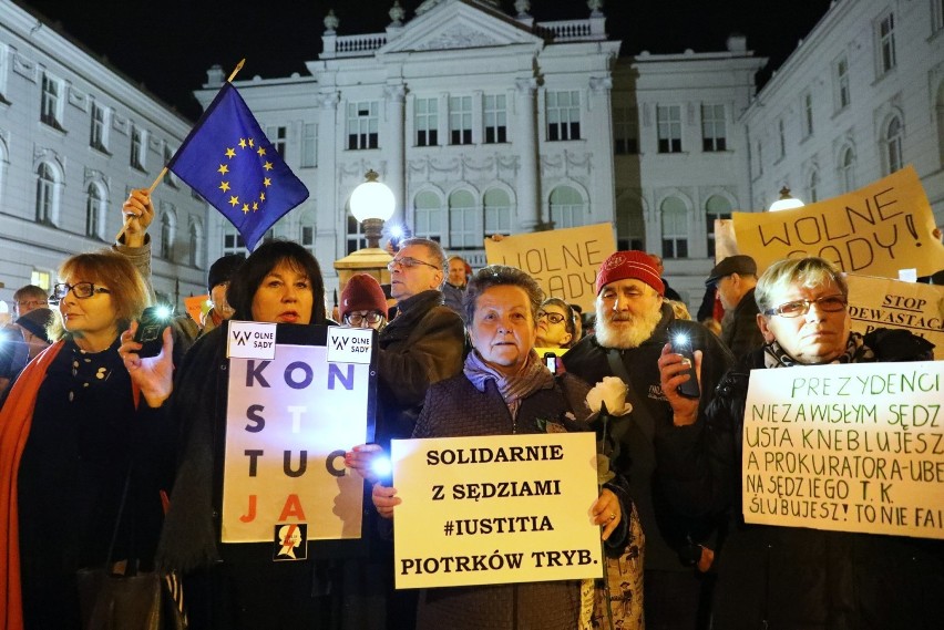 Protest w obronie sądów. Przed sądem w Piotrkowie...