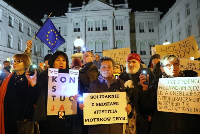 Protest w obronie sądów. Przed sądem w Piotrkowie manifestował tłum ludzi - 18 grudnia 2019 