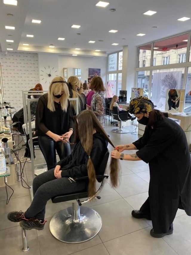 Łącznie 6 fryzjerek obcinało 8 marca warkocze ew ramach akcji "Daj Włos"