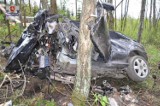 Gmina Łuków: 19-letni kierowca audi zjechał z drogi i uderzył w drzewa