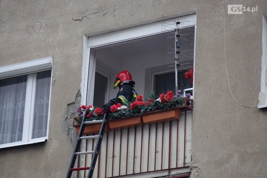 Strażacy wchodzili przez okno do mieszkania na ul. Kurkowej 