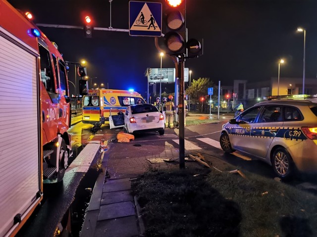We wtorek (18.10) po godz. 19., na skrzyżowaniu ulic Grudziądzkiej i Polnej w Toruniu, doszło do zdarzenia drogowego z udziałem jednego pojazdu. W działaniach prowadzonych na miejscu wypadku uczestniczył jeden zastęp straży pożarnej, pogotowie oraz policja.
