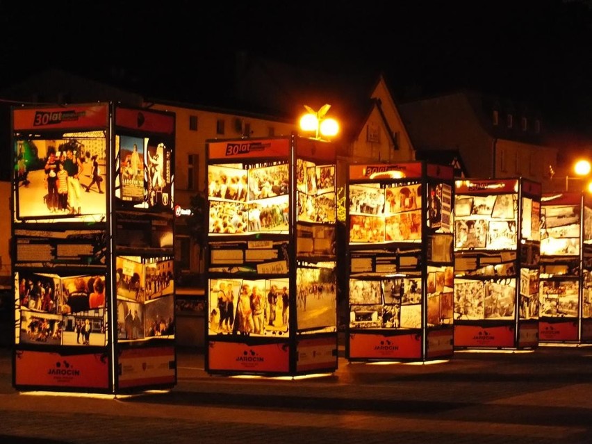 Złotów: Wystawa &quot;30 lat  jarocińskich festiwali&quot; na Placu Paderewskiego w Złotowie [GALERIA]
