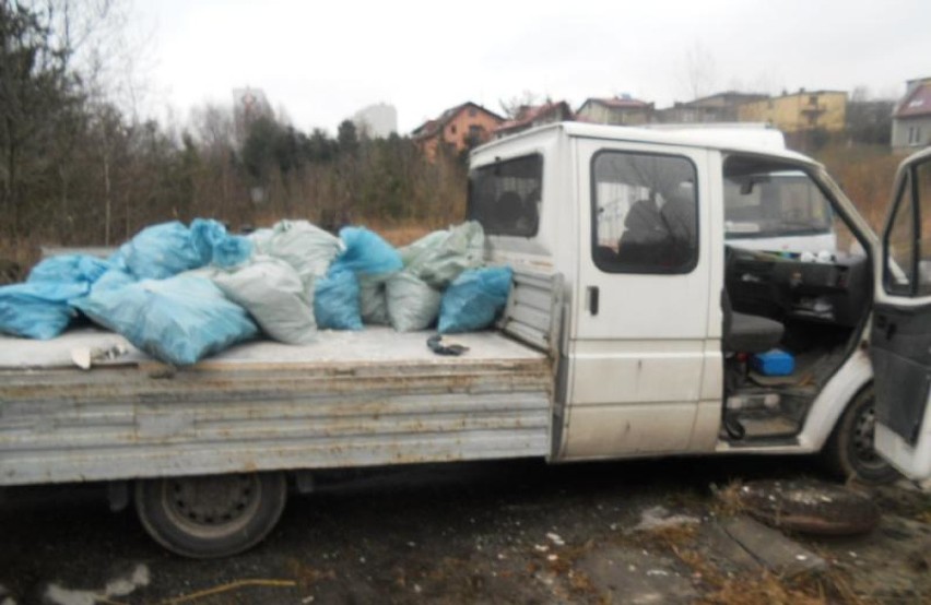 Straż miejska w Jastrzębiu: wyrzucali śmieci do lasu