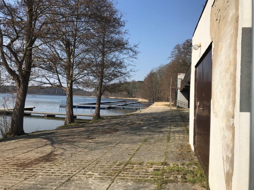 Część kultowego dawnego ośrodka TKKF nad Jeziorem...