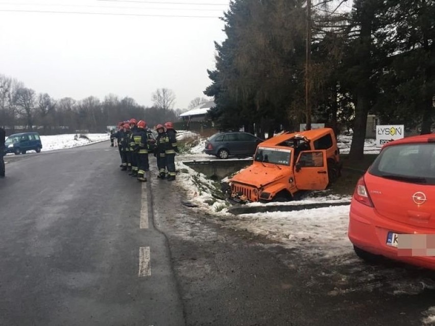 Passat został rozbity a kierowca jeepa trafił do szpitala