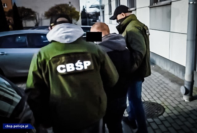 Policjanci z Zarządu w Bydgoszczy CBŚP, przed jednym z garaży na bydgoskim osiedlu zatrzymali 4 mężczyzn, którzy usiłowali załadować do wynajętego busa paletę wypełnioną wiadrami z farbą emulsyjną. A wewnątrz narkotyki.