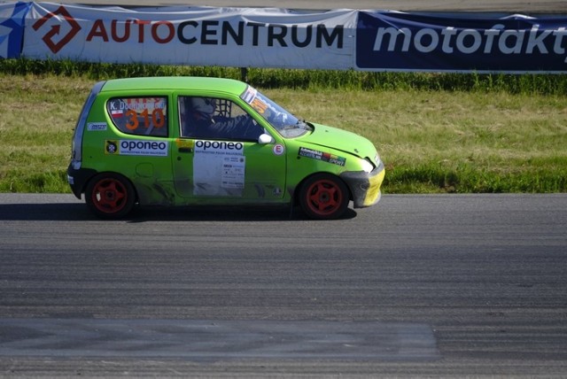 Pierwsze tegoroczne zawody w rallycrossie w Toruniu obfitowały w ogromne emocje, zwłaszcza w końcówkach wyścigów.

W klasie 126p Cup triumfował Mariusz Szczepański przed Jackiem Górniakiem i Damianem Stachowiakiem.

Zobacz także: TOP 30 Oto najlepsze szkoły nauki jazdy w Toruniu 2018 [RANKING, ZDAWALNOŚĆ EGZAMINU, DANE Z WORD 2018]

W klasie Seicento Cup dominacje potwierdził Łukasz Grzybowski, który wyprzedził debiutanta Szymona Jabłońskiego i Karola Dombrowickiego.

Wyścig w klasie RWD Cup padł łupem Igora Sokulskiego, a podium uzupełnili Przemysław Wójcicki oraz Jerzy Bieńkowski.

W Grupie SuperNational najlepszy okazał się gość z Czech - Roman Castoral. Na podium stanęli też Alan Wiśniewski oraz Damian Litwinowicz. 

Polecamy: Solec Kujawski - Czarnowo: będzie prom przez Wisłę [WIZUALIZACJE]

W najbardziej prestiżowej klasie OPONEO Mistrzostw Polski Rallycross - Grupie Super Cars zwyciężył Tomasz Kuchar przed Mikołajem Otto i Marcinem Gagackim. Ogromnego pecha miał Dariusz Topolewski, który zaliczył „dachowanie”.
-&nbsp;W wyścigu finałowym przeżyłem stresujące chwile, bo na czwartym okrążeniu silnik w moim samochodzie zaczął pracować tylko na trzech cylindrach - powiedział Tomasz Kuchar. - Pomyślałem wtedy, że to już „game over”, ale finalnie okazało się, że bez jednego działającego cylindra także można skutecznie jechać, wręcz w niektórych partiach toru było lepiej niż przy w pełni sprawnym silniku, bo auto w mniejszym stopniu zakopywało się na szutrze. Po Joker Lapie zdołałem wyjechać przed Mikołajem Otto i gdy się to udało, to pomyślałem, że teraz już się nie dam, nawet na trzech cylindrach. Starałem się jechać całą szerokością toru, by nie dać Mikołajowi miejsca i szansy na wyprzedzanie.

Zobacz także: Zmiany na placu Rapackiego. Jak będzie wyglądał nowy plac Rapackiego? [WIZUALIZACJE]
-&nbsp;To moje pierwsze zwycięstwo w finale klasy RWD Cup, więc jestem bardzo zadowolony, szczególnie, że zupełnie się tego nie spodziewałem - przyznał Igor Sokólski. - W półfinale startowałem dopiero z ostatniej linii, ale ukończyłem go na trzecim miejscu, co dało upragniony awans do finału. 

Najbardziej zadowolony jestem z tego, że finał pojechałem bardzo czysto, praktycznie bez żadnych błędów. Z okrążenia na okrążenie zwiększałem przewagę nad rywalami i na Joker Lap wjechałem dopiero na ostatnim okrążeniu, a następnie spokojnie zmierzałem do mety, by na tych ostatnich metrach nie stracić prowadzenia. 

Blisko 100 aut w MotoParku. Za nami mistrzostwa Polski w rallycrossie [ZDJĘCIA]