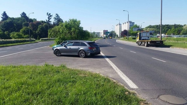 Do zdarzenia doszło w poniedziałek, 14 maja, na ul Piłsudskiego w Gorzowie. Na szczęście nikomu nic się nie stało.

Kierujący audi jechał ul. Piłsudskiego w kierunku centrum miasta. Przyhamował i wtedy w jego tył uderzyło bmw prowadzone przez kobietę. Na miejsce został wezwana gorzowska policja. Na szczęcie nikomu nic się nie stało.

Kierująca bmw została ukarana mandatem i punktami karnymi za spowodowanie kolizji.

KRYMINALNY CZWARTEK - 10.05.2018 - Tragiczny wypadek karetki niedaleko Sulechowa. Zginął Grzegorz Wesołowski, strazak i ratownik medyczny


