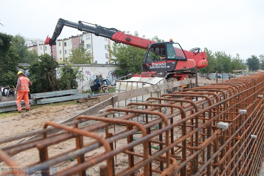 Budowa przejścia pieszo-rowerowego na Zazamczu we Włocławku...