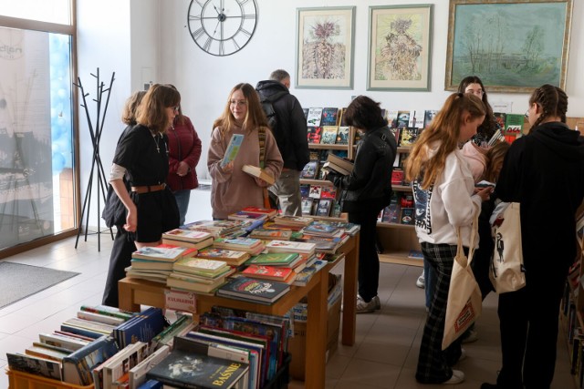 Targi książki zorganizowane przez uczniów II LO w Tarnowie cieszyły się dużym zainteresowaniem.