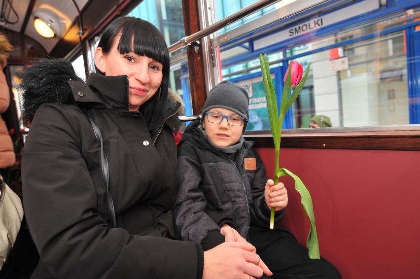 Zabytkowy tramwaj na Dzień Kobiet