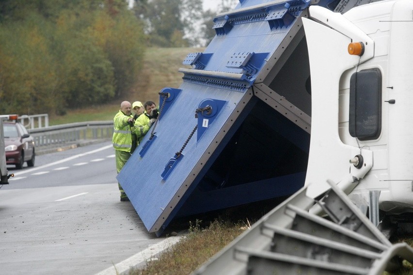 Legnica/Chojnów: Kolos kilkanaście godzin blokował autostradę A4