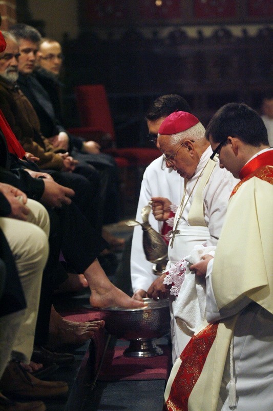 Legnica: Obmycie nóg przez biskupa (ZDJĘCIA)