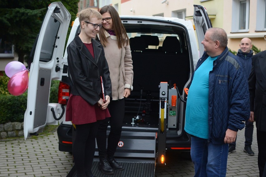 Nowy bus do przewozu osób niepełnosprawnych trafił do DPS w Grudziądzu [wideo, zdjęcia]