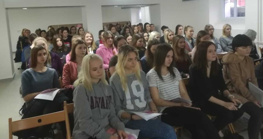 Uczennice II LO w Malborku dowiedziały się, czym jest brafitting. Spotkanie z Izabelą Sakutovą