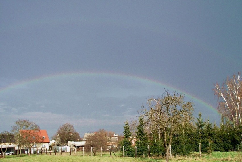 A kto Ciebie śliczna tęczo,siedmiobarwny pasie,namalował na...