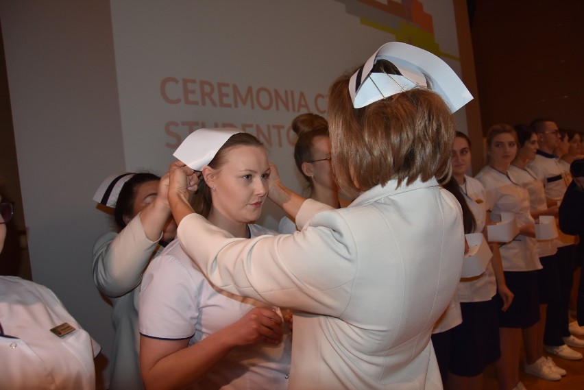 Czepkowanie  pielęgniarek na uniwersytecie w Częstochowie ZDJĘCIA