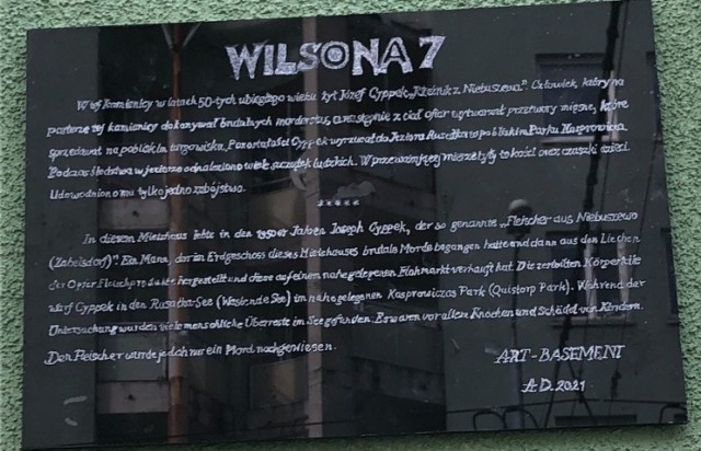 Tablica upamiętniająca "Rzeźnika z Niebuszewa" zdjęta z kamienicy. Ale kto powiesił?