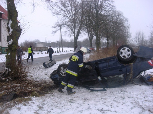 Warunki  na drogach nadal są bardzo trudne (fot. PSP Złotów)