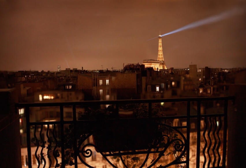 Paryż, od długiego czasu nosi miano miasta zakochanych,...