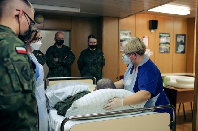 Żołnierze WOT uczą się opieki nad osobami chorymi i niedołężnymi